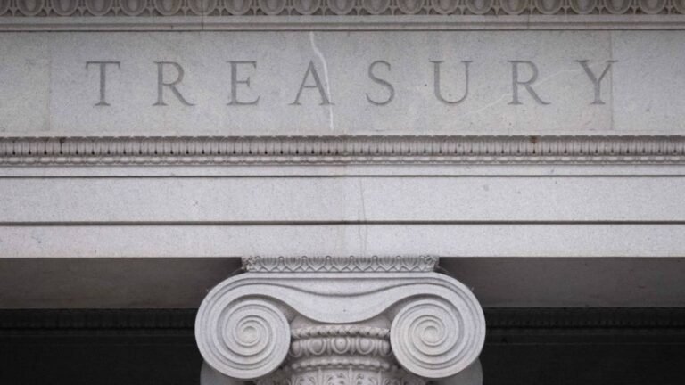 Moody’s lowers U.S. credit rating to ‘Aa1’